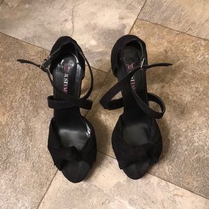 Black straps heals with decorative knot.